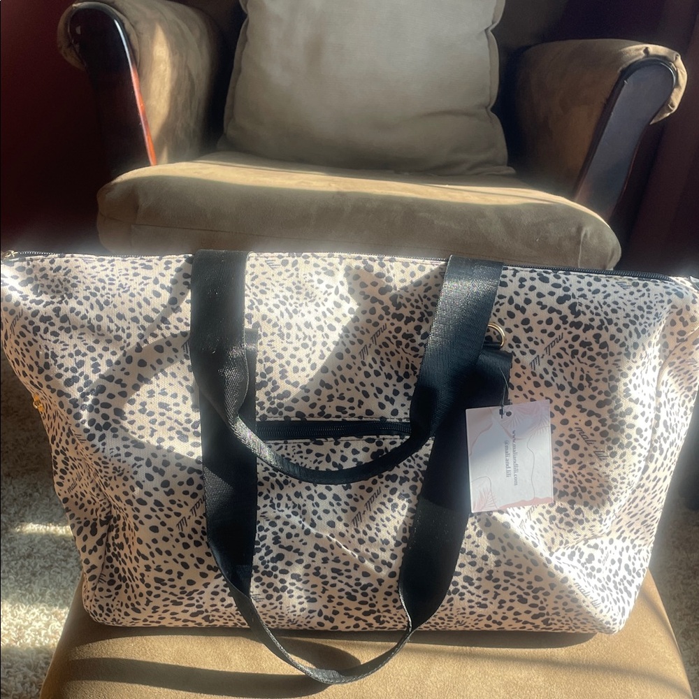Chic Leopard Print Travel Bag with Black Accents
